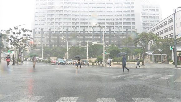 激しい突風や急な強い雨に注意