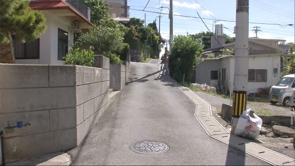 新聞配達中の軽自動車が男性ひく