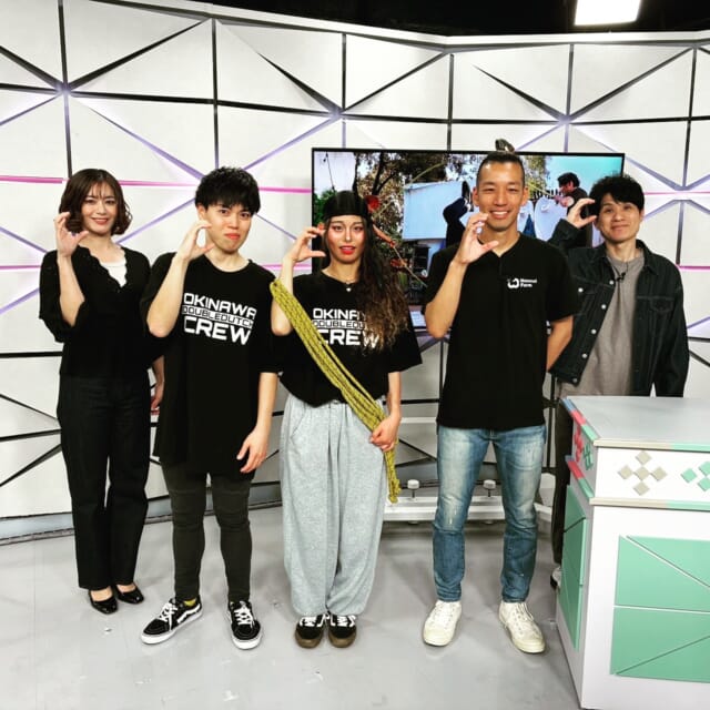 ＼今日のCATHY／

今日のゲストはダブルダッチのギネス世界記録保持者であり、南城市で「南くるファーム」を営むMASAさん！
スタジオでダブルダッチを生披露！なんと知念ださんも挑戦！！👀
4/26(土)、27(日)にはセルラースタジアムにてMASAさんも出演するイベントも🏃

みんなが集まる清明祭！かねひででは重箱・オードブルの予約を受け付け中！
オードブルのイチオシおかずを紹介してもらいました！

オリオンビール🍻「みんなでザ・プレミアムプロジェクト」で決まった新デザインを発表！

琉球ドラゴンプロレスリングは今年で12周年！
4/27(日)には那覇文化芸術劇場なはーとにて12周年旗揚げ公演を開催！
スタジオにはまえだみさき選手と首里ジョー選手がPRに来てくれました✨

見逃し配信サイト「Quebee」からも見ることができますよ〜📱💯
みなさんチェックしてみてくださいね！

CATCHYは月～金曜16:15～生放送！ぜひ見てね👀

･････････････････････････････････････････
『今より“ちょっとだけ”よくなる』情報をお届け
あなたの生活により添った、
手が届きそうなシアワセ、情報、知識を
@cathy.qab
･････････････････････････････････････････

#okinawa #qab #沖縄 #catchy
#視聴者プレゼント #夜首里城 #ライトアップ #首里城 
#ダブルダッチ #南くるファーム #ギネス世界記録 #MASA
#琉球ドラゴンプロレスリング #12周年 #まえだみさき #首里ジョー 
#清明祭 #かねひで #オードブル #重箱 
#オリオンビール #ザ・プレミアム #新デザイン