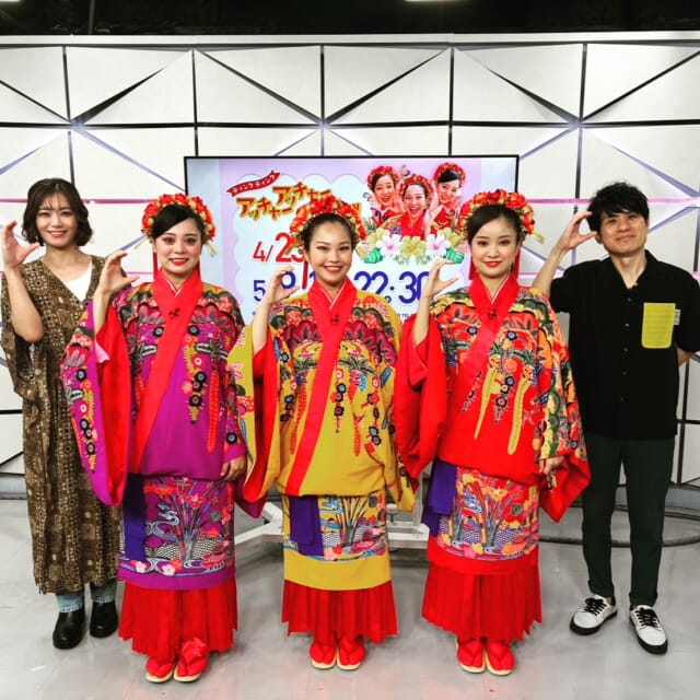 ＼今日のCATHY／

「アッチャーアッチャー」でおなじみのティンクティンクがスタジオに登場✨生歌を披露してくれました🎤
てんぶす那覇では毎週レギュラーライブも開催中！
詳しくはティンクティンク公式SNSやHPまで✔

#イマココlive は”癒し”がテーマのお花屋さんへ🎦
先週オープンしたばかりのカフェ☕と花屋🌼を兼ねる珍しいお店！
ギフトにもピッタリなお花とドリンクを是非！

4/26(土)、27(日)は「第7回肉フェスタ in NAHA」🍖🍖
沖縄セルラースタジアム正面広場にて開催！
週末は肉フェスタへGO🏃

見逃し配信サイト「Quebee」からも見ることができますよ〜📱💯
みなさんチェックしてみてくださいね！

CATCHYは月～金曜16:15～生放送！ぜひ見てね👀

･････････････････････････････････････････
『今より“ちょっとだけ”よくなる』情報をお届け
あなたの生活により添った、手が届きそうなシアワセ、情報、知識を
@cathy.qab
･････････････････････････････････････････

#okinawa #qab #沖縄 #catchy
#視聴者プレゼント #蜷川実花 #キッズビレッジカーニバル #tomiton 
#ティンクティンク #アッチャーアッチャー #生歌 
#nagamineseika #コーヒー #花屋 #カフェ 
#肉フェスタ #那覇 #セルラースタジアム