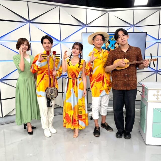 ＼今日のCATCHY／

SOLENA👍コーナーのゲストは、『ナナイロノート』のHOMAREさん、Niinaさん、仲嶺良盛さん！✨
7/18㈮にワンマンライブが北谷町のライブハウスMOD'Sにて開催🎸
名曲「ダイナミック琉球」うちなーぐちバージョンのカバー曲を発表したとのことで、PVも合わせて要チェックです✔

#イマココlive は国際通りのおきなわ屋本店へ📹
人気のおみやげ＆週末イベントをご紹介!!
29㈰ 13時から本店前で「第6回エイサーまつり」が行われます♬
空手演舞や３団体によるエイサーの演舞を間近で見ることができますよ👏
週末のお出かけにいかがでしょうか🌞

見逃し配信サイト
「Quebee/キュエビー」からも見ることができますよ〜📱💯
みなさんチェックしてみてくださいね！🔍

CATCHYは月～金曜16:15～生放送！ぜひ見てね👀

･････････････････････････････････････････
『今より“ちょっとだけ”よくなる』情報をお届け
あなたの生活により添った、
手が届きそうなシアワセ、情報、知しきを
@cathy.qab
･････････････････････････････････････････

#okinawa #qab #沖縄 #catchy
#視聴者プレゼント #映画 #ババンババンバンバンパイア #映画バババ #吉沢亮 #板垣李光人 #おきなわ屋 #紅いもいっぱいまんじゅう #エイサー祭り #ナナイロノート #うちなーぐち #ダイナミック琉球 #livehousemods #ワンマンライブ