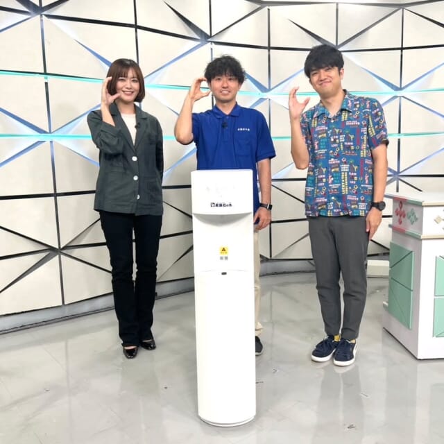 ＼7/22㈫のCATCHY／

『Day＋』コーナーは、印象に残るCMでおなじみの「麦飯石の水」より安里さんが、水道水を注ぐだけの“給水型サーバー”を紹介してくれました！✨
今なら3カ月無料キャンペーンを実施中です!!⛲
詳しくは「麦飯石の水」で検索✔

#イマココlive はSUPERライブマーケット🛒
今日は首里りうぼうへ🎦
スパイスの効いたオススメ商品たちをご紹介🔥
りうぼうでは27日㈰まで「カレーフェア」を開催中!!
旅行雑誌“るるぶ”とコラボしたレトルトカレーで全国のご当地カレー🍛を味わってみては!?

見逃し配信サイト
「Quebee/キュエビー」からも見ることができますよ〜📱💯
みなさんチェックしてみてくださいね！🔍

CATCHYは月～金曜16:15～生放送！ぜひ見てね👀

･････････････････････････････････････････
『今より“ちょっとだけ”よくなる』情報をお届け
あなたの生活により添った、
手が届きそうなシアワセ、情報、知しきを
@cathy.qab
･････････････････････････････････････････

#okinawa #qab #沖縄 #catchy
#視聴者プレゼント #リトルユニバースオキナワ #ペアチケット #りうぼう #首里 #お得 #値引き #カレー #るるぶ #ガーリックチキン #麦飯石の水 #水 #給水型サーバー