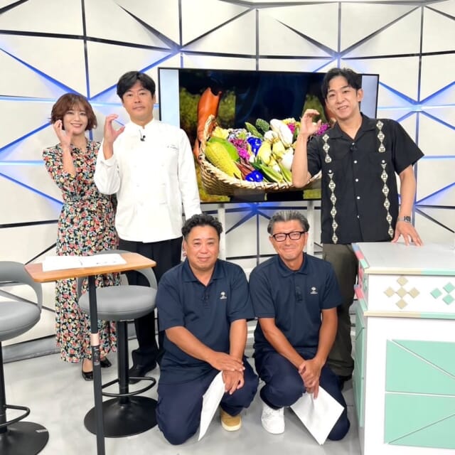 ＼今日のCATCHY／

SOLENA👍コーナーのゲストは、テラスホテルズより金子さん、棚原さん、真境名さん！✨
ザ・テラスホテルズでは自家菜園・農園があり、そちらで採れた食材を使った料理やドリンクなどが楽しめるとのこと!!

「ジ・アッタテラス」には養蜂場🐝があり、きょうは栽培されているハチミツをスタジオでアンリさんが実食！
新鮮なハチミツのお味は!?👀🍯

『テラス収穫祭』を各ホテルで開催中です♬
詳しくは「テラスホテルズ　収穫祭」で検索✔

見逃し配信サイト
「Quebee/キュエビー」からも見ることができますよ〜📱💯
みなさんチェックしてみてくださいね！🔍

CATCHYは月～金曜16:15～生放送！ぜひ見てね👀

･････････････････････････････････････････
『今より“ちょっとだけ”よくなる』情報をお届け
あなたの生活により添った、
手が届きそうなシアワセ、情報、知しきを
@cathy.qab
･････････････････････････････････････････

#okinawa #qab #沖縄 #catchy
#視聴者プレゼント #PERSONZ #ロックバンド #マフラータオル #テラスホテルズ #テラス収穫祭 #自家菜園 #養蜂場 #ハチミツ