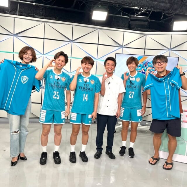 ＼今日のCATCHY／

国内ハンドボールトップリーグ「リーグH」に属する
『ラティーダ琉球』の皆さんがキャッチ―のスタジオに登場！✨✊

第一号ホテルのザ・ブセナテラス開業20周年の2017年に、地域貢献・人材確保を掲げて、女子ハンドボールチームを名護市を拠点に立ち上げたとのこと!!
チーム発足8年目の選手の皆さんの選手としての活躍や、地域貢献活動についてお話をお聞きしました🎤

#イマココlive はSUPERライブマーケット🛒
今日は天久りうぼうへ🎦
みーかさんがお休みのきょうは赤丸さんがソロで突撃しました!!😎✨
只今リウボウストアでは北海道フェアを開催中♬
おすすめの「オキシリ食品のまぼろしの納豆夕鶴」
「あんちびバウム　ストロベリー」の試食をかけて、あるあるネタを繰り出すことはできるのか...!?

見逃し配信サイト
「Quebee/キュエビー」からも見ることができますよ〜📱💯
みなさんチェックしてみてくださいね！🔍

CATCHYは月～金曜16:15～生放送！ぜひ見てね👀

･････････････････････････････････････････
『今より“ちょっとだけ”よくなる』情報をお届け
あなたの生活により添った、
手が届きそうなシアワセ、情報、知しきを
@cathy.qab
･････････････････････････････････････････

#okinawa #qab #沖縄 #catchy
#視聴者プレゼント #沖食スイハン #Eランチ #伊藤園 #おーいお茶 #LEMONGREEN #りうぼう #天久 #お得 #値引き #北海道フェア #オキシリ食品のまぼろしの納豆夕鶴 #あんちびバウムストロベリー #ラティーダ琉球 #リーグH #テラスホテルズ