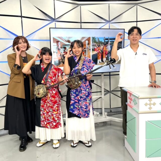 ＼今日のCATCHY／

SOLENA👍コーナーのゲストは、沖縄民謡歌手の「東シスターズ」！✨
お二人は何と中学生の姉妹!!小学校の卒業舞台発表会で、民謡を披露したことをきっかけにデビューに繋がったとのこと♬
沖縄の民謡を広める活動として、海外での演奏も行っているそうです👏きょうはアラスカとハワイでのツアーの思い出を教えてもらいました🏝

スタジオでは「だんじゅかりゆし」を生演奏🎶
東シスターズの活動の様子はInstagramやYoutubeで発信中です✔

西自動車商会の米須さん、大城さんが「西自動車商会50周年感謝祭」について教えてくれました！✨
お客様に“50年分のありがとう”を込めて、お菓子つかみ取りや特選中古車抽選会、キッチンカー、ハズレなしガラポン抽選会など子どもから大人まで楽しめるイベントが盛りだくさん❣

さらに創業50年にちなんで「50円」で野菜詰め放題、手洗い洗車、スーパー乗るだけセットを新車でご成約頂いた方にカーナビが￥50で購入できるキャンペーンを実施中!!👀

この機会にぜひ西自動車商会本店・とよみ店を訪れてみては!?🚗

#イマココlive は那覇市松山のセブンイレブンへ📹
セブンイレブンは2019年の沖縄初出店から、先月200店舗出店を達成🎉
そんな記念すべき年に、お得なキャンペーンを実施中♬
「セブンのブラックフライデー」は、11/27㈭～11/29㈰の4日間、牛肉コロッケ・五目春巻・揚げ鶏🍗がなんと日替わりで半額に❕
またクリスマスシーズン🎄に向けてX'masケーキ🎂も予約受付中です❣11/30までにご予約で早割り対象のケーキの10％OFF券をプレゼント🎫
ぜひセブンの店頭カタログをチェックしてみてはいかがでしょうか!?📖

見逃し配信サイト
「Quebee/キュエビー」からも見ることができますよ〜📱💯
みなさんチェックしてみてくださいね！🔍

CATCHYは月～金曜16:15～生放送！ぜひ見てね👀

･････････････････････････････････････････
『今より“ちょっとだけ”よくなる』情報をお届け
あなたの生活により添った、
手が届きそうなシアワセ、情報、知しきを
@cathy.qab
･････････････････････････････････････････

#okinawa #qab #沖縄 #catchy
#視聴者プレゼント #琉球ホテルandリゾート名城ビーチ #ペアランチチケット #東シスターズ #沖縄民謡 #西自動車商会 #西自動車商会50周年感謝祭 #セブンイレブン沖縄 #ブラックフライデー #クリスマスケーキ