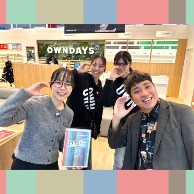 ＼今日のCATCHY／

#イマココlive はOWNDAYSサンエー経塚シティ店へ📹
今回も担当の山本さんが、新ブランド「BACK in BACK」シリーズ第2弾をご紹介！✨
存在感のある“ウェリントン型”のフレームとキリッとした印象を与える“ブロウ型”のフレームを仲本くんが試着😎
これであなたも頼れる先輩になれるかも!?

さらにOWNDAYSで30秒に1本のペースで売れている「OWNSAYS AIR」もご紹介♬超軽量のフレームで疲れにくいので、仕事用やお家でのリラックスタイム用にいかがでしょうか🌱

また経塚店ではコンタクトの販売ブースも展開中❕
度数が分かれば即日でお受け取り可能なので、在庫切れのSOSにもすぐに対応できます👌
遠近両用や乱視用のコンタクトもオンデーズなら追加料金0円‼みなさんこの機会にご利用してみては!?

『OWNDAYS福袋 2026』がオンラインストアで先行予約受付中です🎍なんと10.000円分のメガネ券が入った福袋を6.600円で購入できるとのこと！店頭では12/29より発売なので、気になる方は要チェックです✔👓

QABから視聴者の皆様に豪華なプレゼント企画のお知らせ🎁
その名も『QABは今年開局30周年！歳末大感謝祭キャンペーン』✨
QABの夜の番組の時間帯に登場するQごろ～にじゃんけんで勝って、QABウェブサイトから必要事項をご記入の上ご応募ください!!✍
応募〆切は今週12/29㈮の夜11時59分まで♬

見逃し配信サイト
「Quebee/キュエビー」からも見ることができますよ〜📱💯
みなさんチェックしてみてくださいね！🔍

CATCHYは月～金曜16:15～生放送！ぜひ見てね👀

･････････････････････････････････････････
『今より“ちょっとだけ”よくなる』情報をお届け
あなたの生活により添った、
手が届きそうなシアワセ、情報、知しきを
@cathy.qab
･････････････････････････････････････････

#okinawa #qab #沖縄 #catchy
#視聴者プレゼント #福笑い #ブランド米 #福島県産 #おきなわ屋 #2026年カレンダー #OWNDAYS #サンエー経塚シティ #BACKinBACK #OWNSAYSAIR #コンタクト #メガネ #福袋 #歳末大感謝祭 #QAB開局30周年