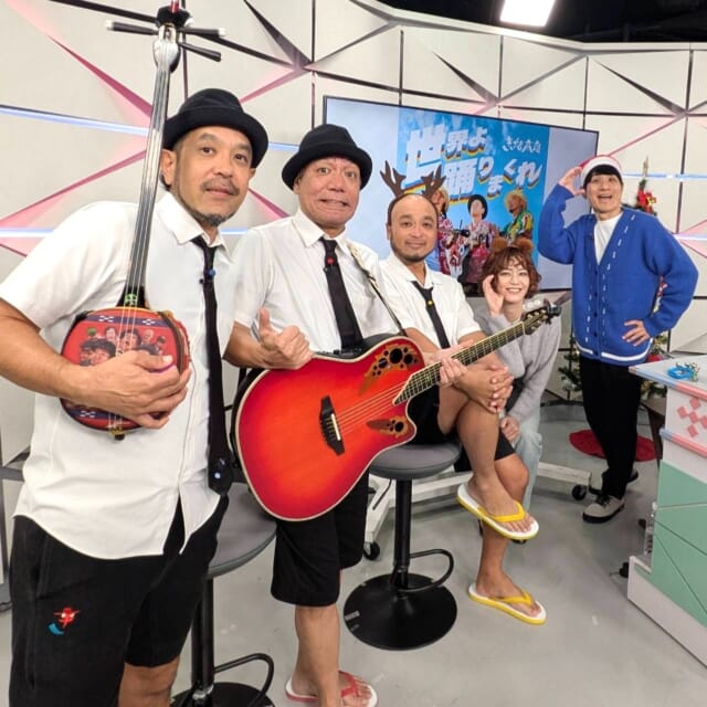 ＼今日のCATCHY／

アンリッスン👂コーナーのゲストは、きいやま商店のみなさん！✨
番組冒頭からクリスマスソングの『僕らのメリークリスマス』を生演奏してくれました!!🎄🎸
また3年ぶりの新曲『世界よ踊りまくれ』についてや、今年の振り返りと来年の目標についてもお聞きしました🎤
来年はきいやま商店のニューアルバムがリリースされるとの噂も!!これからもみなさんの活躍に大注目です👀✨

#イマココlive は豊見城市のDMMかりゆし水族館へ📹
館内に新しい仲間が増えたとのことで、今日は仲本くんがそのどうぶつたちとご対面させてもらいました‼
世界で一番大きくなる蛇の仲間「イエローアナコンダ」🐍や、世界最大級のトカゲの仲間「サルバトールモニター」🦎、そしてグレート・ピレニーズの「モチ」とニューファンドランドの「ゴマ」と触れ合い体験ができます♬🐶
あなたも珍しい動物たちに癒されてみては!?

見逃し配信サイト
「Quebee/キュエビー」からも見ることができますよ〜📱💯
みなさんチェックしてみてくださいね！🔍

CATCHYは月～金曜16:15～生放送！ぜひ見てね👀

･････････････････････････････････････････
『今より“ちょっとだけ”よくなる』情報をお届け
あなたの生活により添った、
手が届きそうなシアワセ、情報、知しきを
@cathy.qab
･････････････････････････････････････････

#okinawa #qab #沖縄 #catchy
#視聴者プレゼント #キボリノコンノ展 #ペアチケット #きいやま商店 #僕らのメリークリスマス #世界よ踊りまくれ #DMMかりゆし水族館 #イエローアナコンダ #サルバトールモニター #グレートピレニーズ #ニューファンドランド