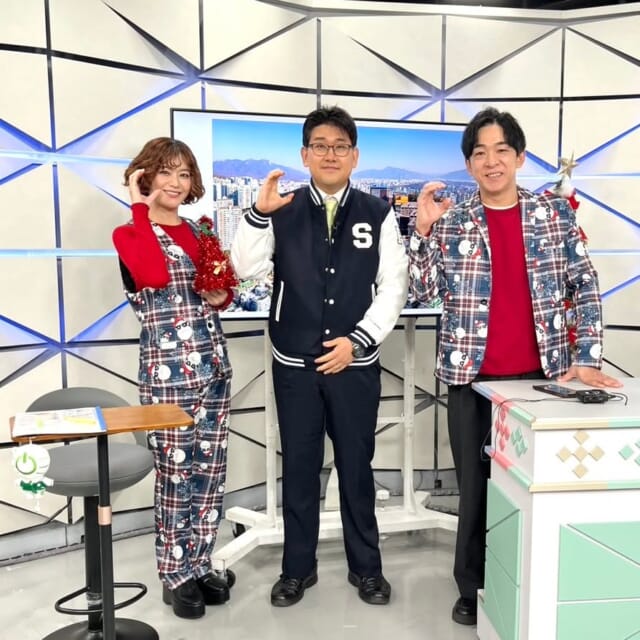 ＼今日のCATCHY／

SOLENA👍コーナーのゲストは、韓国の西京大学よりシム・ヒョンボ先生！✨
西京大学は4年制大学として初めて、韓国のヘアメイクなどのK-Beauty「美容芸術」を学べる学科があり、県内の専門学校グループKBC学園とも大学編入に関する国際交流協約を結んでいる、世界各国から留学生が集まる大学!!🏫

その他にも魅力的な学部が揃っている西京大学では、長期留学のみならず「短期韓国語＆文化体験プログラム」も実施中❕

またTOPIKとよばれる韓国語能力試験の成績による奨学金制度など、異文化を体験しながら学びたい学生のみなさんをサポートする体制も整っているとのこと✍
世界に羽ばたく夢を持っている方は「西京(ソギョン)大学」をぜひご検討ください✔

#イマココlive はうるま市の洋菓子店アラモードへ📹
クリスマスイブ🎄の今日は、視聴者の方からのリクエストにお応えして“仲本サンタ”に変身!!🎅
クリスマスの明日、放課後デイサービスへお届けするケーキを老舗洋菓子店アラモードでチョイスさせてもらいました🎁

この道55年現役パティシエの秀美さんおすすめは、
看板商品の「ブラウニー」✨
それに加えて仲本サンタが自腹でクリスマスケーキもゲット!!🎂
伝統の味が詰まったケーキを明日の中継で放課後デイサービス「りんく」へお届けしに行きます❣

見逃し配信サイト
「Quebee/キュエビー」からも見ることができますよ〜📱💯
みなさんチェックしてみてくださいね！🔍

CATCHYは月～金曜16:15～生放送！ぜひ見てね👀

･････････････････････････････････････････
『今より“ちょっとだけ”よくなる』情報をお届け
あなたの生活により添った、
手が届きそうなシアワセ、情報、知しきを
@cathy.qab
･････････････････････････････････････････

#okinawa #qab #沖縄 #catchy
#視聴者プレゼント #キボリノコンノ展 #ペアチケット #西京大学 #韓国留学 #美容芸術 #洋菓子店アラモード #クリスマス #クリスマスケーキ #ブラウニー