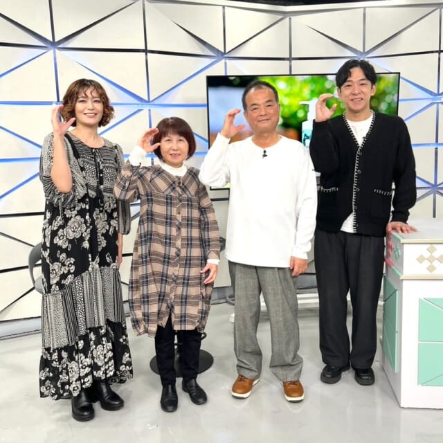 ＼1/21㈬のCATCHY／

SOLENA👍コーナーのゲストは、オーガニックで髪やお肌に優しい製品をつくっている田島理容室の田島さんご夫婦！✨
元々理容師をされていた経験から、髪と肌に優しい沖縄の植物にあらためて着目し、こだわりをもってオーガニックシャンプー・ローション・化粧水・ヘナカラーを製造しているとのこと！🌱
スタジオでは『田島理容室３つのこだわり』について教えてもらいました🎤

#イマココlive はOWNDAYSサンエー経塚シティ店へ📹
広報担当の山本さんが、「今月のいい顔」になれるOWNDAYSのメガネをご紹介！✨
明日から発売の『OWNDAYS CONNECT』シリーズは、なんとスピーカーがついているメガネ!!🎧👓
日常のあらゆるシーンで音楽も通話もハンズフリーで自然に楽しめるとのこと🎶
仲本くんがそのかけ心地を体験させてもらいました❕😎

見逃し配信サイト
「Quebee/キュエビー」からも見ることができますよ〜📱💯
みなさんチェックしてみてくださいね！🔍

CATCHYは月～金曜16:15～生放送！ぜひ見てね👀

･････････････････････････････････････････
『今より“ちょっとだけ”よくなる』情報をお届け
あなたの生活により添った、
手が届きそうなシアワセ、情報、知しきを
@cathy.qab
･････････････････････････････････････････

#okinawa #qab #沖縄 #catchy
#視聴者プレゼント #北海道 #登別市 #おみやげ #田島理容室 #オーガニック #化粧品 #OWNDAYS #サンエー経塚シティ #OWNDAYSCONNECT