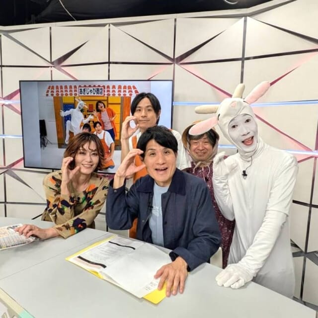 ＼2/2㈪のCATCHY／

アンリッスン👂コーナーのゲストは、うちなー小喜劇
『あぎじゃび商店』よりパーラナイサーラナイの大田享さんと知念臣悟さん、やぎのシルーさん！✨
“固いテーマも楽しく分かりやすく”をモットーに、今年25周年を迎える劇団!!🎪
この日はなんとスタジオでみなさんによる小喜劇を実演してもらいました👏
あの大物ユタ!?の大兼のぞみさんも登場‼
劇の様子はCATCHYの見逃し配信&QAB公式YouTubeでもチェックできます📺

#イマココlive はサンエー浦添西海岸パルコシティへ📹
期間限定の「ジャンプショップ」をご紹介！✨
大人気漫画のワンピースなど週刊少年ジャンプのキャラクターグッズが勢揃い💖
期間限定ショップでしか取り扱っていない商品もあるので、2/25までの開催期間中にぜひ訪れてみては!?

見逃し配信サイト
「Quebee/キュエビー」「QAB公式YouTube」からも見ることができますよ〜📱💯
みなさんチェックしてみてくださいね！🔍

CATCHYは月～金曜16:15～生放送！ぜひ見てね👀

･････････････････････････････････････････
『今より“ちょっとだけ”よくなる』情報をお届け
あなたの生活により添った、
手が届きそうなシアワセ、情報、知しきを
@cathy.qab
･････････････････････････････････････････

#okinawa #qab #沖縄 #catchy
#視聴者プレゼント #トゥルースリーパー #ゴールデンレスト #枕 #うちなー小喜劇 #あぎじゃび商店 #パーラナイサーラナイ #やぎのシルー #大兼のぞみ #週刊少年ジャンプ #ジャンプショップ #ONEPIECE