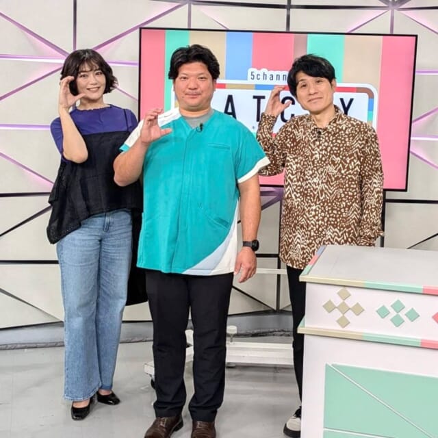 ＼3/23㈪のCATCHY／

アンリッスン👂コーナーのゲストは、アースサポートの嶺井さん！✨
「訪問入浴サービス」をメイン事業としているとのことで、今日はスタジオで実際に専用の道具を用いて入浴サポートについて紹介していただきました🎤

サービス申し込みなどについて詳しくは
『アースサポート 沖縄』で検索✔🛀

#イマココlive は豊見城市のおきなわ工芸の杜へ📹
いよいよ今月末で終了の「キボリノコンノ展」🌳
仲本くんと沖縄アイドルのOBPより、
ひがにこさんと島袋りあさんがその魅力をご紹介！✨
3人のおすすめポイントはどこなのでしょうか─!?

見逃し配信サイト
「Quebee/キュエビー」「QAB公式YouTube」からも見ることができますよ〜📱💯
みなさんチェックしてみてくださいね！🔍

CATCHYは月～金曜16:15～生放送！ぜひ見てね👀

･････････････････････････････････････････
『今より“ちょっとだけ”よくなる』情報をお届け
あなたの生活により添った、
手が届きそうなシアワセ、情報、知しきを
@cathy.qab
･････････････････････････････････････････

#okinawa #qab #沖縄 #catchy
#視聴者プレゼント #エリソース #沖展 #ペアチケット #アースサポート #訪問入浴サービス #介護 #おきなわ工芸の杜 #キボリノコンノ展