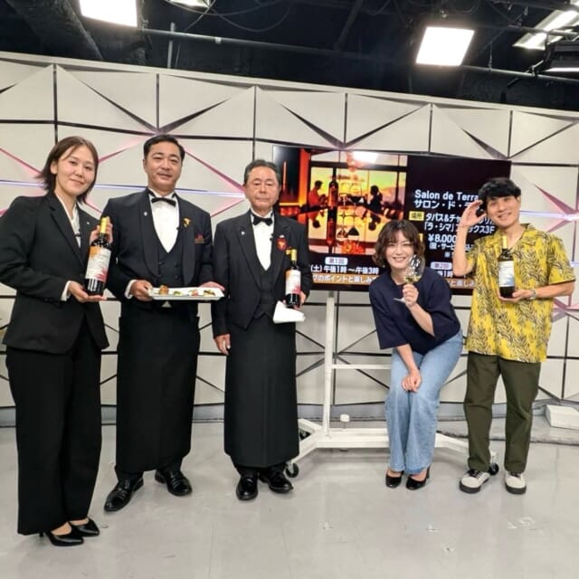 ＼4/20㈪のCATCHY／

アンリッスン👂コーナーのゲストは、テラスホテルズより友利さん、ソムリエの比嘉さん、平良さん！✨
ホテルセミナー「サロン・ド・テラス」について紹介してもらいました！
料理やお酒の楽しみ方が学べ、ホームパーティーを華やかに演出できるセミナーとのこと🍷🍽
ご予約はお電話で「ザ・ナハテラス　レストラン予約係」まで☎

#イマココlive はサンエー浦添西海岸パルコシティへ📹
「ちいかわ POP UP STORE」が開催中！✨
ちいかわ×オリオンビールの限定コラボグッズなど、
なかなか手に入らないグッズを販売♬
2,200円以上お買い上げでオリジナルショッパー🛍、
お買い上げごとにオリジナルステッカーをプレゼントも!!

可愛いちいかわグッズで毎日を彩ってみては🌸

見逃し配信サイト
「Quebee/キュエビー」「QAB公式YouTube」からも見ることができますよ〜📱💯
みなさんチェックしてみてくださいね！🔍

CATCHYは月～金曜16:15～生放送！ぜひ見てね👀

･････････････････････････････････････････
『今より“ちょっとだけ”よくなる』情報をお届け
あなたの生活により添った、
手が届きそうなシアワセ、情報、知しきを
@cathy.qab
･････････････････････････････････････････

#okinawa #qab #沖縄 #catchy