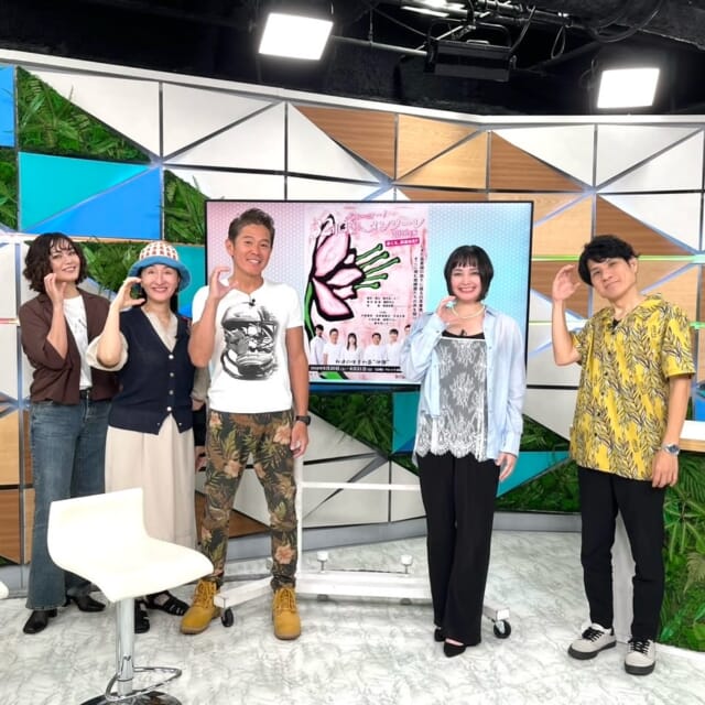 ＼6/15㈪のCATCHY／

アンリッスン👂コーナーのゲストは、城間やよいさん、
川田広樹さん、外間愛彩さん！✨
みなさんは笑いと平和を描く舞台
『グスーヨー！32軍壕へメンソーレ』に出演🎦
その見どころと想いをお聞きしました🎤

舞台は今週末6月20日㈯・21日㈰に、
那覇市のパレット市民劇場にて開催されます🎫

#イマココlive は南風原町の「中村商店」へ📹
こちらはオリジナル沖縄そばが大人気のお店！✨
おすすめメニューは『ムラショーそば』🍜
三枚肉・ソーキ・ゆし豆腐を贅沢にトッピングした沖縄そばのお味は─!?😋

見逃し配信サイト
「Quebee/キュエビー」「QAB公式YouTube」からも見ることができますよ〜📱💯
みなさんチェックしてみてくださいね！🔍

CATCHYは月～金曜16:15～生放送！ぜひ見てね👀

･････････････････････････････････････････
『今より“ちょっとだけ”よくなる』情報をお届け
あなたの生活により添った、
手が届きそうなシアワセ、情報、知しきを
@cathy.qab
･････････････････････････････････････････

#okinawa #qab #沖縄 #catchy