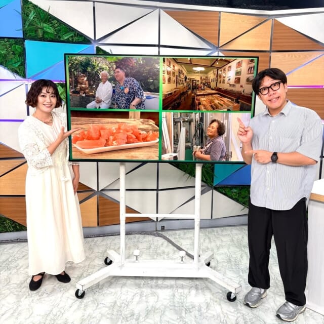 ＼7/7(火)のCATCHY／

おさんポっポ🐾のコーナーは、先週に引き続き
『栄町市場・後編』！✨
ポっポさんが昼の時間にも訪れたくなるような魅力あるお店を発見しました！
「魚料理の店 拓水」の上原さんと出会いから、MCのお2人にクイズを出題🐟✍

Q.上原さんが言った昼の栄町市場の魅力とは？🐦

◇
#イマココlive はSUPERライブマーケット🛒
今日はデパートリウボウ地下食品館へ🎦
初登場✨比嘉店長におすすめ商品を教えてもらいました！

リウボウ新商品のお菓子❣
「六角 ペリペリ＆サワークリーム」「六角 梅＆かつお」

そして「マーリオチョコレート」🍫は
琉球紅型の源流の一つ“知念紅型研究所”のサトウキビ紅型デザインをあしらったパッケージがおすすめ✨

7月7日は七夕の日🌠
デパートリウボウ地下食品館で
彦星が織姫に贈りたくなるような逸品を見つけてみては♬

◇
7月31日公開!!🎬
実写版映画『モアナと伝説の海』の日本版声優として、ガールズグループ「ME:I（ミーアイ）」のTSUZUMIさんが
主人公モアナ役に大抜擢されました！

6月25日に読谷村のバンタカフェby星野リゾート
で開催された公開記念イベントに登壇🌟
沖縄の海をバックに、県立小禄高校の合唱部と「どこまでも ～How Far I'll Go～」を熱唱した様子をレポート♬🌊

見逃し配信サイト
「Quebee/キュエビー」「QAB公式YouTube」からも見ることができますよ〜📱💯
みなさんチェックしてみてくださいね！🔍

CATCHYは月～金曜16:15～生放送！ぜひ見てね👀

･････････････････････････････････････････
『今より“ちょっとだけ”よくなる』情報をお届け
あなたの生活により添った、
手が届きそうなシアワセ、情報、知しきを
@cathy.qab
･････････････････････････････････････････

#okinawa #qab #沖縄 #catchy