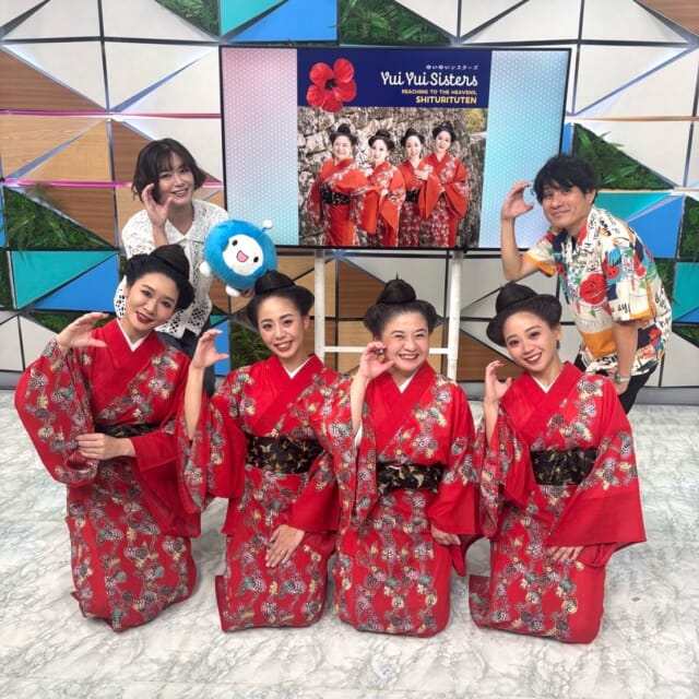 ＼今日のCATCHY／

アンリッスン👂コーナーのゲストは、ゆいゆいシスターズのみなさん！✨
山川まゆみさんが『ひらけ！ポンキッキ』でヒットした
「ユイユイ・ウチナーグチバージョン」を生披露🎶

9年ぶりのニューアルバム💿
「天まで届けシトゥリトゥテン」をリリースする道のりとその意気込みをお聞きしました🎤

◇
#イマココlive は「メガネのプリンス」イオン沖縄ライカム店へ📹
カートンズ古賀くんが変装にも使える!?サングラスを探しに人気の商品を試着させてもらいました😎

『メガネのプリンス５周年祭』が8月16日㈰まで開催🎉
特別割引のお得なキャンペーンをお見逃しなく♪

◇
豊見城市の中学生芸人、ぼっちくんが
「沖縄学生笑人王決定戦」の告知に登場！✨
スタジオでフリップネタも披露してもらいました👏
事務所無所属で29歳までの学生のみなさん‼️
動画エントリーは7/18㈯〆切です✍️

見逃し配信サイト
「Quebee/キュエビー」「QAB公式YouTube」からも見ることができますよ〜📱💯
みなさんチェックしてみてくださいね！🔍

CATCHYは月～金曜16:15～生放送！ぜひ見てね👀

･････････････････････････････････････････
『今より“ちょっとだけ”よくなる』情報をお届け
あなたの生活により添った、
手が届きそうなシアワセ、情報、知しきを
@cathy.qab
･････････････････････････････････････････

#okinawa #qab #沖縄 #catchy