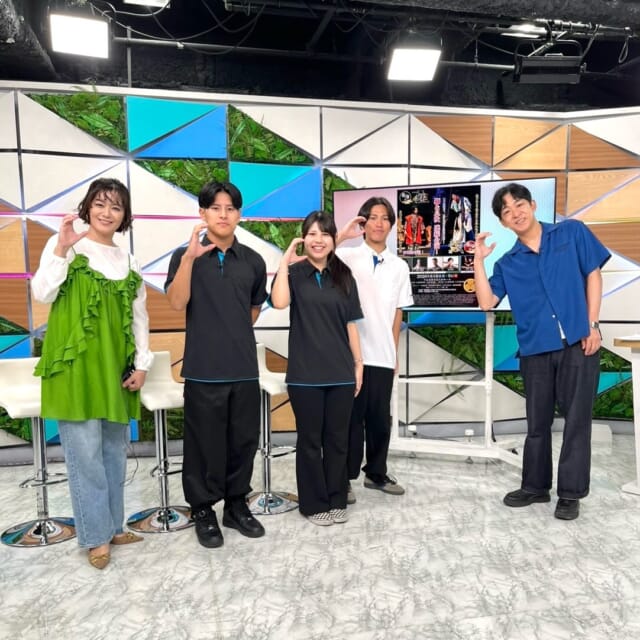＼今日のCATCHY／

SOLENA👍コーナーのゲストは、現代版組踊『獅 Leo（レオン）～會津宰相氏郷』『息吹 南山義民喜四郎伝』より、
出演する高校生のみなさん！✨
福島県会津地方の小・中・高校生を中心とした
「チーム獅～レオ～」のみなさんとコラボレーションした舞台となっているそうです!!
豪華アーティストも出演する公演の魅力をお聞きしました🎤

#イマココlive は沖縄市松本の「うたたね空間なかよしこよし」へ📹
こちらは安室奈美恵さんの大ファン💖のセラピストさんが経営するもみほぐしとアロマのお店！✨
仲本くんが実際にアロマを使ったフットマッサージの施術をお願いしました👣

8月5日までの期間限定で
「キャッチーを見た！」で予約したお客様に15分延長のサービスもお見逃しなく♪

見逃し配信サイト
「Quebee/キュエビー」「QAB公式YouTube」からも見ることができますよ〜📱💯
みなさんチェックしてみてくださいね！🔍

CATCHYは月～金曜16:15～生放送！ぜひ見てね👀

･････････････････････････････････････････
『今より“ちょっとだけ”よくなる』情報をお届け
あなたの生活により添った、
手が届きそうなシアワセ、情報、知しきを
@cathy.qab
･････････････････････････････････････････

#okinawa #qab #沖縄 #catchy