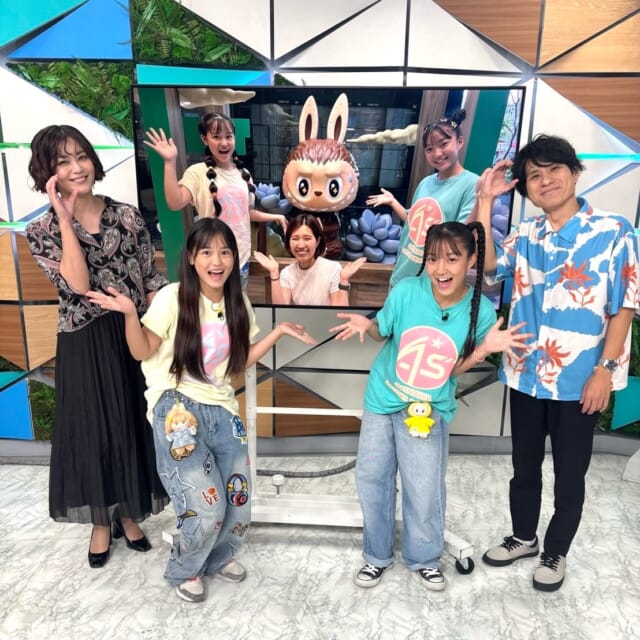 ＼8/3㈪のCATCHY／

アンリッスン👂コーナーのゲストは、沖縄アクターズスクールに通う中学生の知花球亜さん、マツリカさん！✨
2人に那覇国際通りにある沖縄初出店✨の『POPMART』をレポートしてもらいました🎤
また映画『ミニオンズ＆モンスターズ』のナレーションもスタジオで挑戦!!
果たして初リポーター＆ナレーターを務めた感想は─!?

◇
#イマココlive は豊見城市のアウトレットモールあしびなーへ📹
夏休みオススメスポットの『沖縄金魚ミュージアム』🐠
只今「金魚の秘密 クイズラリー」を開催中です!!🎉
館内に展示されている7種の金魚たちの秘密が知れるクイズを出題✍
自由研究にもぴったりなイベントに挑戦してみては❔

◇
ナンポーより「お中元ギフト」のお知らせ✨
定番のべにいもたると、暑い夏に食べたくなるSnow Lagoonアイスクリーム🍨、台風シーズンの備えにも最適な備蓄食セットがラインナップ🎁
スタジオでMCの2人が試食させてもらいました♪

見逃し配信サイト
「Quebee/キュエビー」「QAB公式YouTube」からも見ることができますよ〜📱💯
みなさんチェックしてみてくださいね！🔍

CATCHYは月～金曜16:15～生放送！ぜひ見てね👀

･････････････････････････････････････････
『今より“ちょっとだけ”よくなる』情報をお届け
あなたの生活により添った、
手が届きそうなシアワセ、情報、知しきを
@cathy.qab
･････････････････････････････････････････

#okinawa #qab #沖縄 #catchy