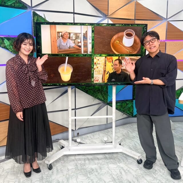 ＼今日のCATCHY／

おさんポっポ🐾のコーナーは、
『世界自然遺産　癒やしの村　東村をおさんポっポ・後編』✨
先週に引き続き、東村のまた訪れたくなるスポットをお散歩♪
東村の特産品が並ぶ道の駅「サンライズひがし」を訪れたポっポさん🏃🍍

MCのお2人にお散歩クイズ✍
Q.「ゴールドバレルを見てポっポが言った一言とは？」

#イマココlive はSUPERライブマーケット🛒
今日は天久りうぼうへ🎦

只今りうぼうストアでは「北海道フェア」を開催中！✨
担当の知念さんにおすすめ商品を紹介してもらいました📣

「十勝風豚重」は北海道十勝地方の名物料理🐷
「白どら小豆バター」は北海道で人気の白いどら焼き🤍
みーかーさんとたいすけお兄さんがその美味しさを実食!😋

毎週火曜日は『肉の日』🍖
「リウポークハンバーグ」「あぐーハンバーグ」がおすすめ商品👏たいすけお兄さんに肉の日の曲が下りてきました...🎤

見逃し配信サイト
「Quebee/キュエビー」「QAB公式YouTube」からも見ることができますよ〜📱💯
みなさんチェックしてみてくださいね！🔍

CATCHYは月～金曜16:15～生放送！ぜひ見てね👀

･････････････････････････････････････････
『今より“ちょっとだけ”よくなる』情報をお届け
あなたの生活により添った、
手が届きそうなシアワセ、情報、知しきを
@cathy.qab
･････････････････････････････････････････

#okinawa #qab #沖縄 #catchy