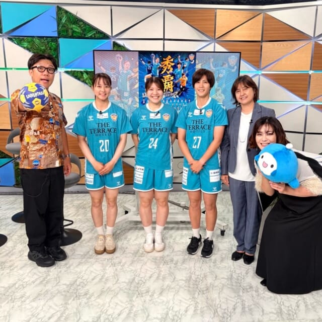 ＼今日のCATCHY／

Day+のコーナーのゲストは、名護市を拠点に活動する女子ハンドボールチーム「ザ・テラスホテルズ ラティーダ琉球」のみなさん！
テラスホテルズでのお仕事の様子や、地域貢献活動について教えてもらいました✨

2026-27シーズンより元日本代表の比嘉晴美監督が就任!!✊
ますます活躍が期待されるラティーダ琉球の今季ホーム開幕戦が、
10月17日（土）午後1時より豊見城市体育館にて開幕📣
詳しい情報は「ラティーダ琉球」を検索✔

◇
ウィンターカップ県2026 沖縄県予選準決勝の様子をお届け！
決勝進出をかけた高校女子と男子の熱い熱戦が、それぞれ繰り広げられました🏀🔥

決勝は来月25日に行われ、QABではWEBサイトにて生配信も実施予定ですのでみなさんお見逃しなく⚡

◇
#イマココlive はSUPERライブマーケット🛒
今日は首里りうぼうへ🎦
毎月15日はお買い得な『どまんなかデー』を開催中！✨

青果コーナーのおすすめは「あきづき梨」🍐
惣菜コーナーは「国産きのこご飯弁当」がおすすめ商品🍱

秋の味覚🍁を楽しんでいると“紅葉”妖精さんの歌声が聞こえてきました∼🎶

見逃し配信サイト
「Quebee/キュエビー」「QAB公式YouTube」からも見ることができますよ〜📱💯
みなさんチェックしてみてくださいね！🔍

CATCHYは月～金曜16:15～生放送！ぜひ見てね👀

･････････････････････････････････････････
『今より“ちょっとだけ”よくなる』情報をお届け
あなたの生活により添った、
手が届きそうなシアワセ、情報、知しきを
@cathy.qab
･････････････････････････････････････････

#okinawa #qab #沖縄 #catchy