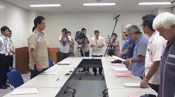 米軍ヘリ墜落で県議会が防衛局に抗議