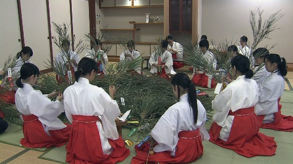 来年の幸せ祈り… 心を込めて福笹作り