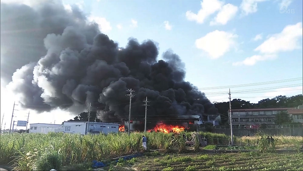 糸満リサイクル工場火事　消火活動続く