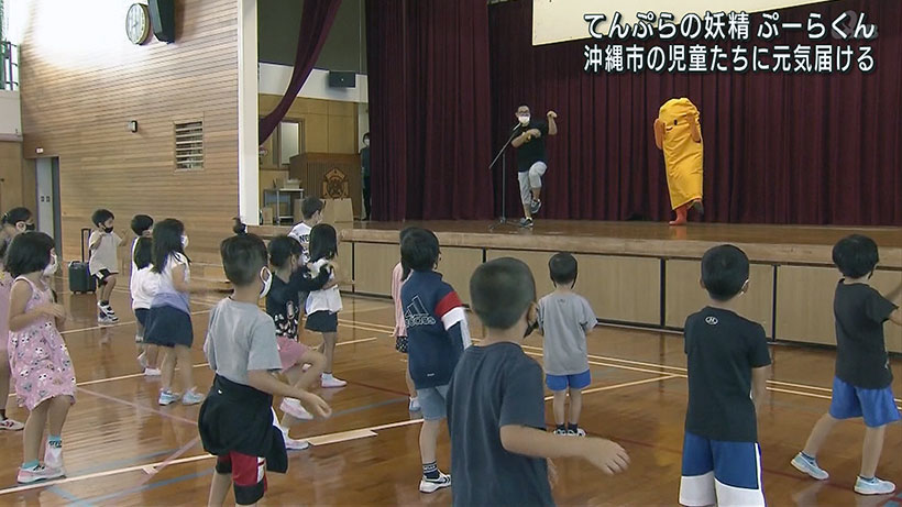 安慶田小学校児童に地元のキャラクターがTシャツ贈呈