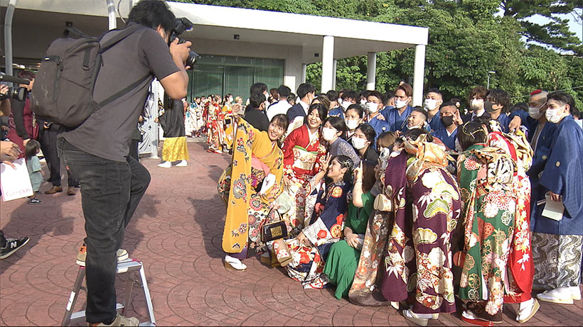 コロナで延期　浦添市　真夏の成人式　晴れやかに