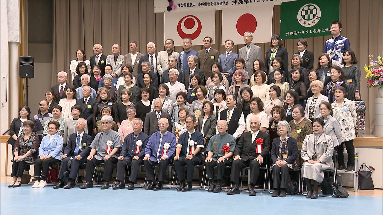 平均年齢７３歳の新入生/かりゆし長寿大学校入学式/家族などが見守るなか