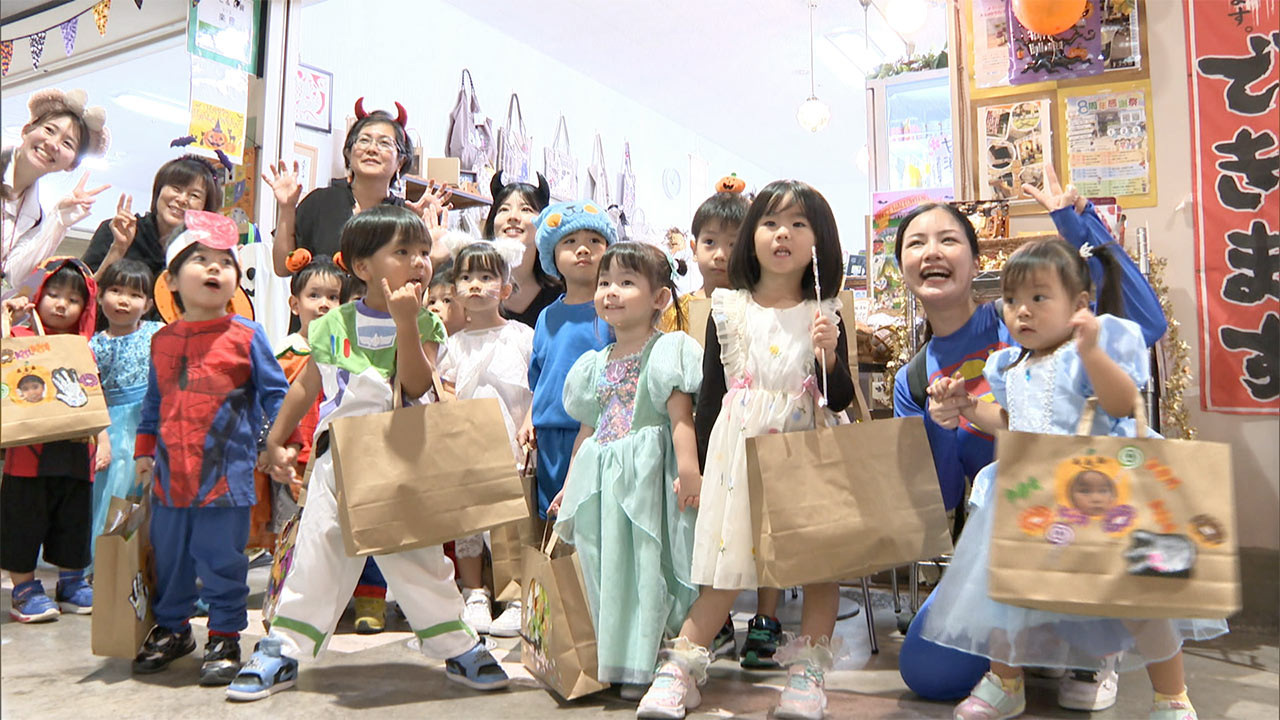 きょうはハロウィン！仮装した園児たちが那覇市の市場を練り歩く！