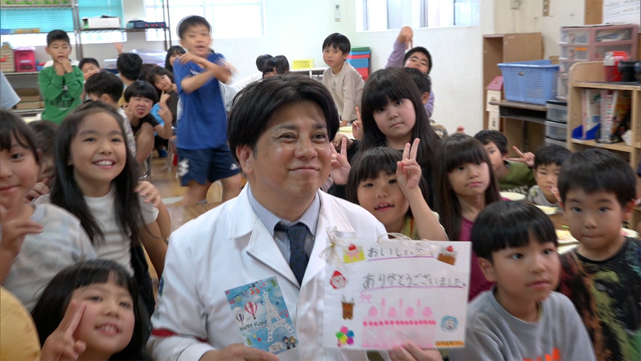 ホテルの味をどうぞ　児童クラブにクリスマスケーキ贈呈