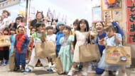 きょうはハロウィン！仮装した園児たちが那覇市の市場を練り歩く！