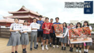 興南高校の生徒がＦＣ琉球の選手４人に首里城を案内