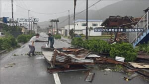 台風22号 八丈町 複数台の車が横転　5600軒で停電 350人超避難