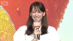綾瀬はるか、“自由人”過ぎて鈴木亮平からツッコまれる【芸能動画】