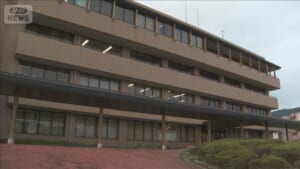 偽造教員免許状を提出か　中学校補助教員の男逮捕