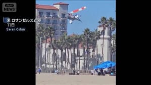 墜落の瞬間　機体が急回転しヘリ墜落　巻き込まれた子供ら5人けが　米カリフォルニア