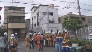 東京・墨田区の4階建て建物で火事　4人けが　消火活動続く