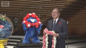 官邸でミャクミャクのお別れ式　「あともうひと踏ん張り！」と石破総理を激励