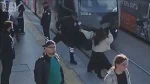 イヤホンに注意！間一髪で電車との衝突回避　トルコ