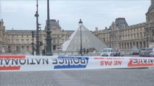 パリ・ルーブル美術館で強盗事件　わずか7分で犯行…ナポレオンらコレクション強奪か