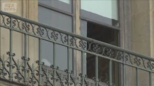 ルーブル美術館に“集団窃盗”　クレーン車で窓割って侵入　犯行7分