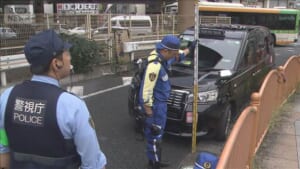 タクシーが歩道に乗り上げ子ども含む4人けが　JR上野駅近くの交差点