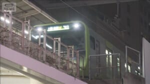 走行中のJR山手線の電車内　スプレーまかれ男性2人けが