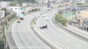 中央道上りで軽乗用車が横転　男性が重傷