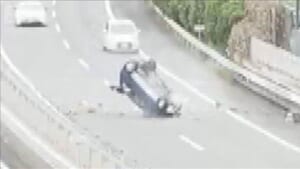中央道で分離帯に衝突し横転　車運転の40代男性が足を骨折