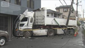 「ガシャーンと下から揺れた」大型トラックなど4台の事故 埼玉・朝霞市