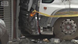 大型トラックなど4台絡む事故　4人重軽傷　埼玉・朝霞市