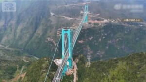 ロープ着けないバンジージャンプ中止　中国・貴州省の観光地　安全性危ぶむ声受けて