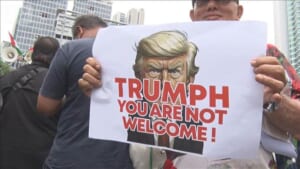 ASEAN開催前に反トランプデモ「出ていけ」 米大使館前に警察多数出動 マレーシア